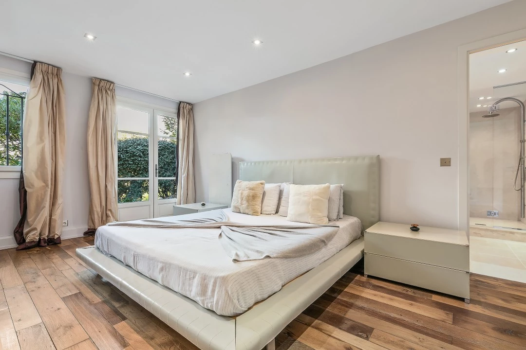 1680593625-Luxury Real estate rent Cannes villa Mosaique bedroom 3 .webp